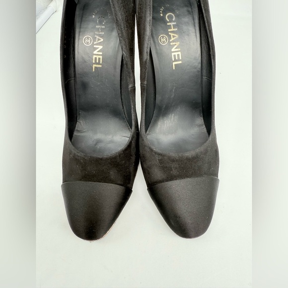 Chanel 2016 Black Suede Leather Satin CC Cap Toe Logo Metallic Heel Pumps EU 41 - Picture 10 of 14